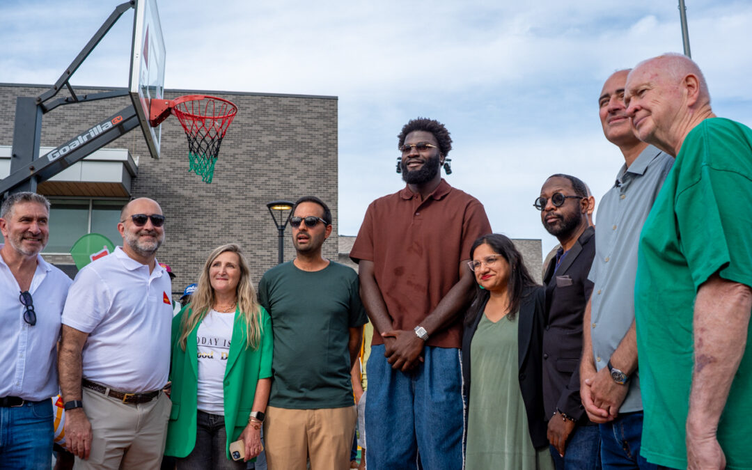 Neemias Queta, dos Boston Celtics, na inauguração de uma intervenção artística na King Open School em Cambridge, MA