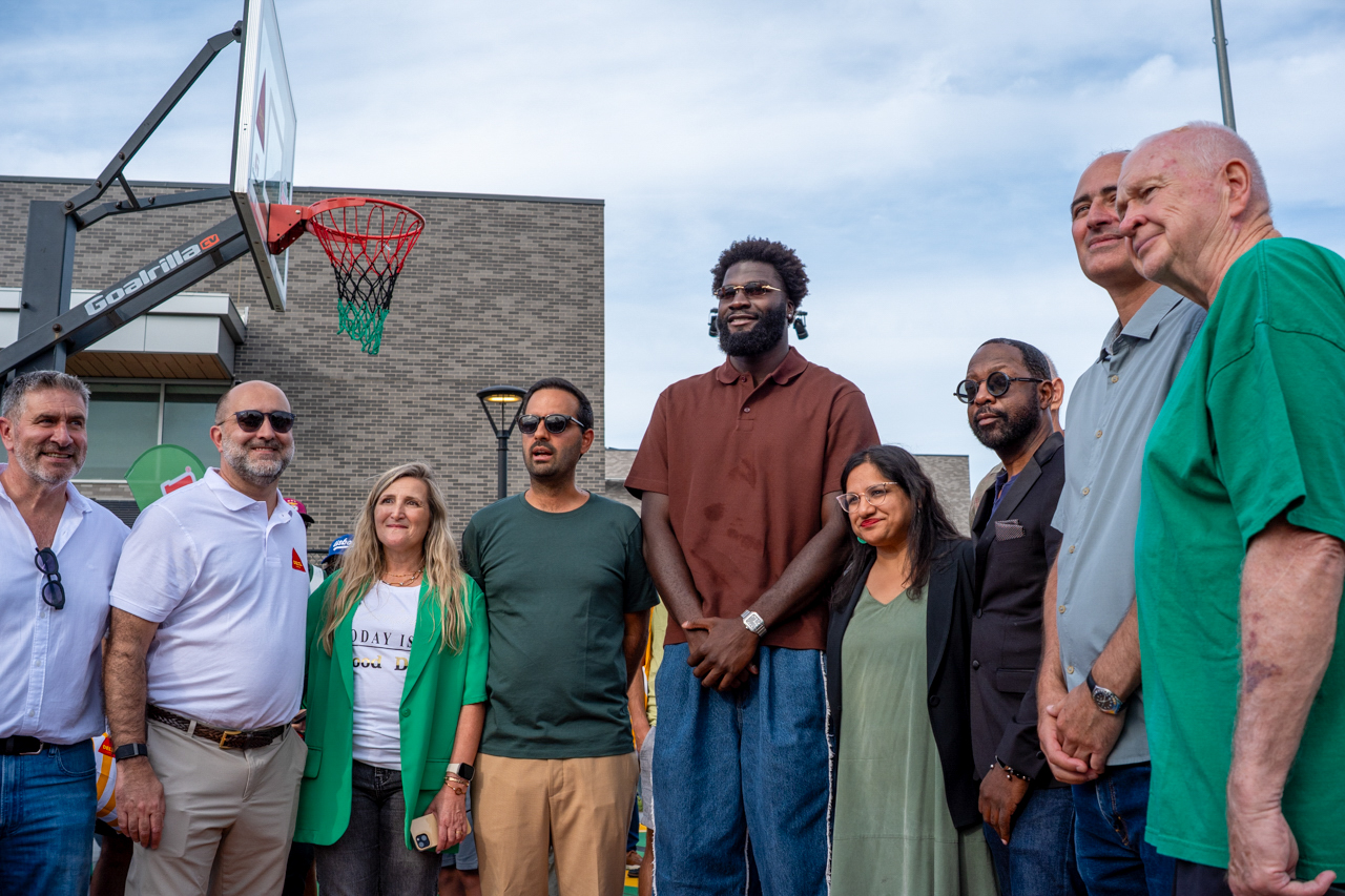 Neemias Queta, dos Boston Celtics, na inauguração de uma intervenção artística na King Open School em Cambridge, MA