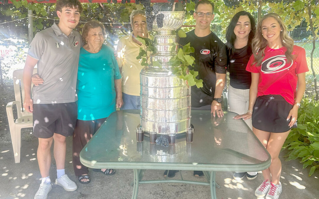 Jorge Alves, o luso-americano de Stoughton que defendeu durante 7,6 segundos a baliza da equipa de hóquei no gelo, Carolina Hurricanes