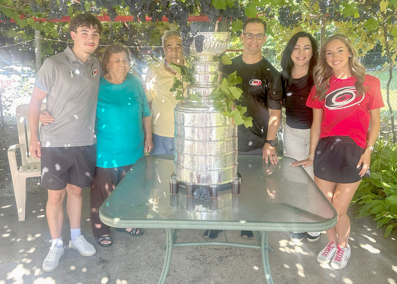 Jorge Alves, o luso-americano de Stoughton que defendeu durante 7,6 segundos a baliza da equipa de hóquei no gelo, Carolina Hurricanes