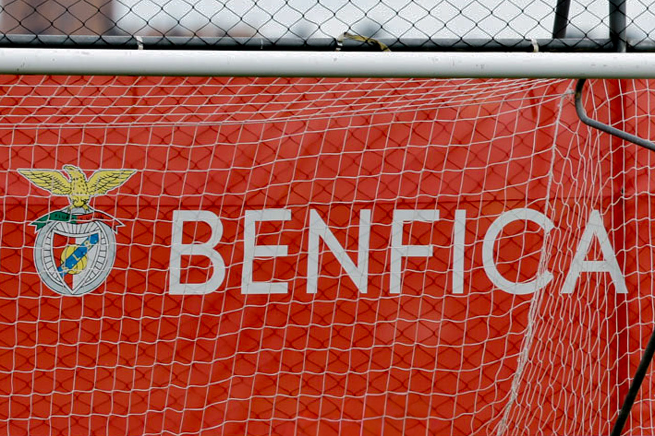 Benfica regressa aos triunfos e segue a cinco pontos do líder FC Porto