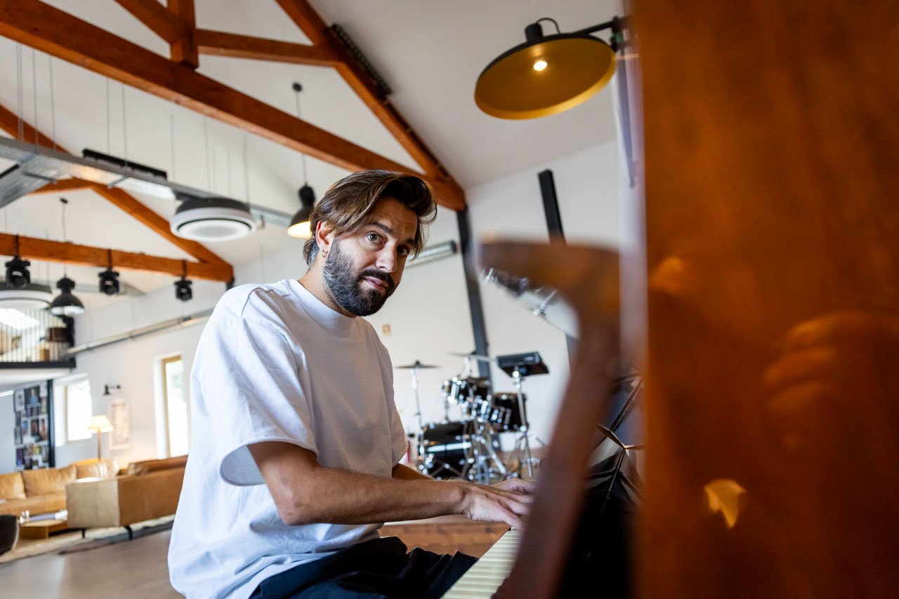 Salvador Sobral edita novo álbum que tem na base “a música mais genuína do mundo”