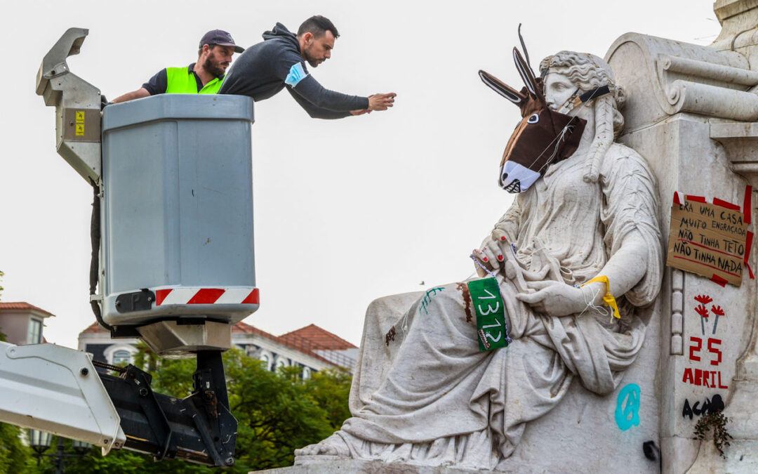 Tendas retiradas na Praça D. Pedro IV, no Rossio (fotos)