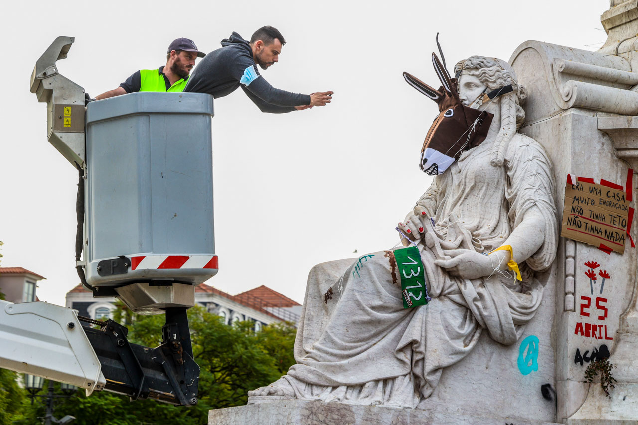 Tendas retiradas na Praça D. Pedro IV, no Rossio (fotos)