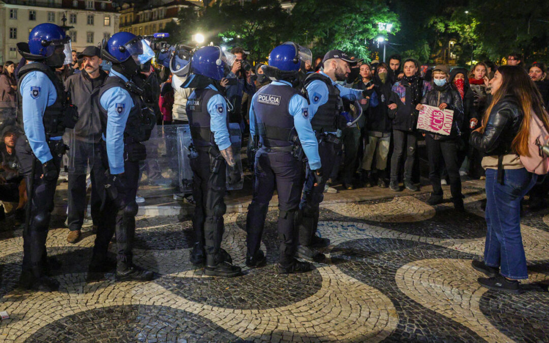 Habitação: Resistência pacífica da Acampada de Lisboa à PSP, que diz ter atuado calma e proporcionalmente