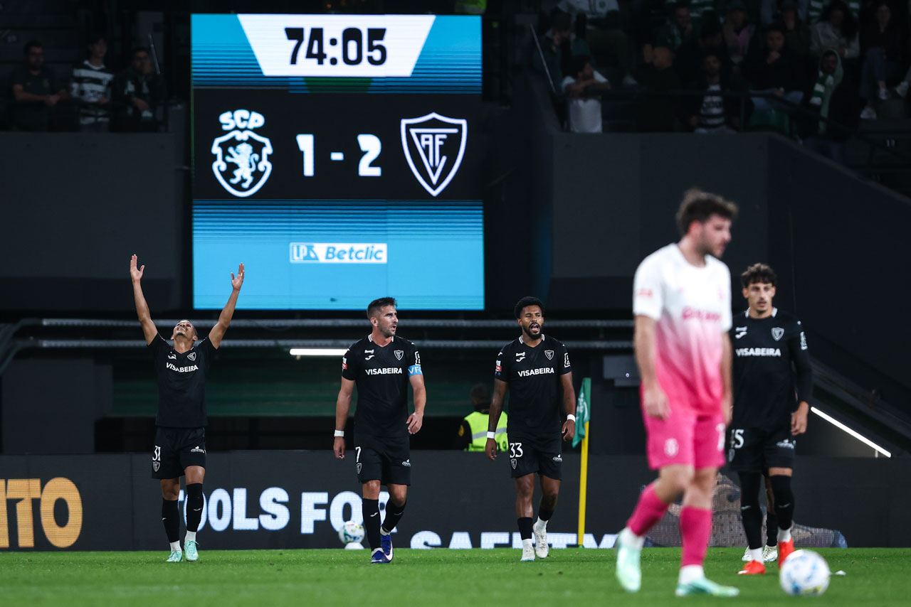 Sporting sofre primeira derrota na I Liga com lenços brancos e contestação
