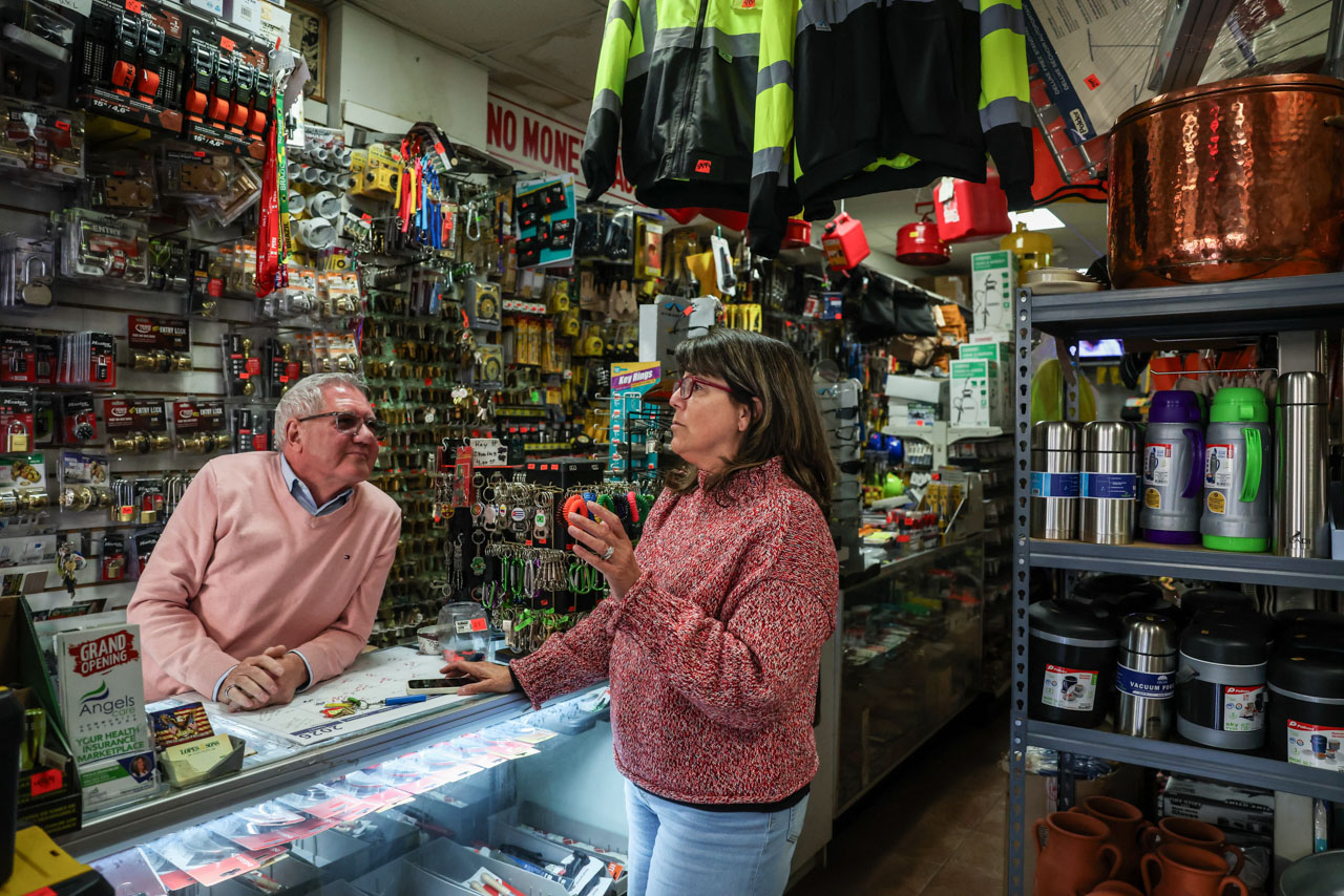 O ‘cônsul’ que vende sementes na avenida mais portuguesa da América