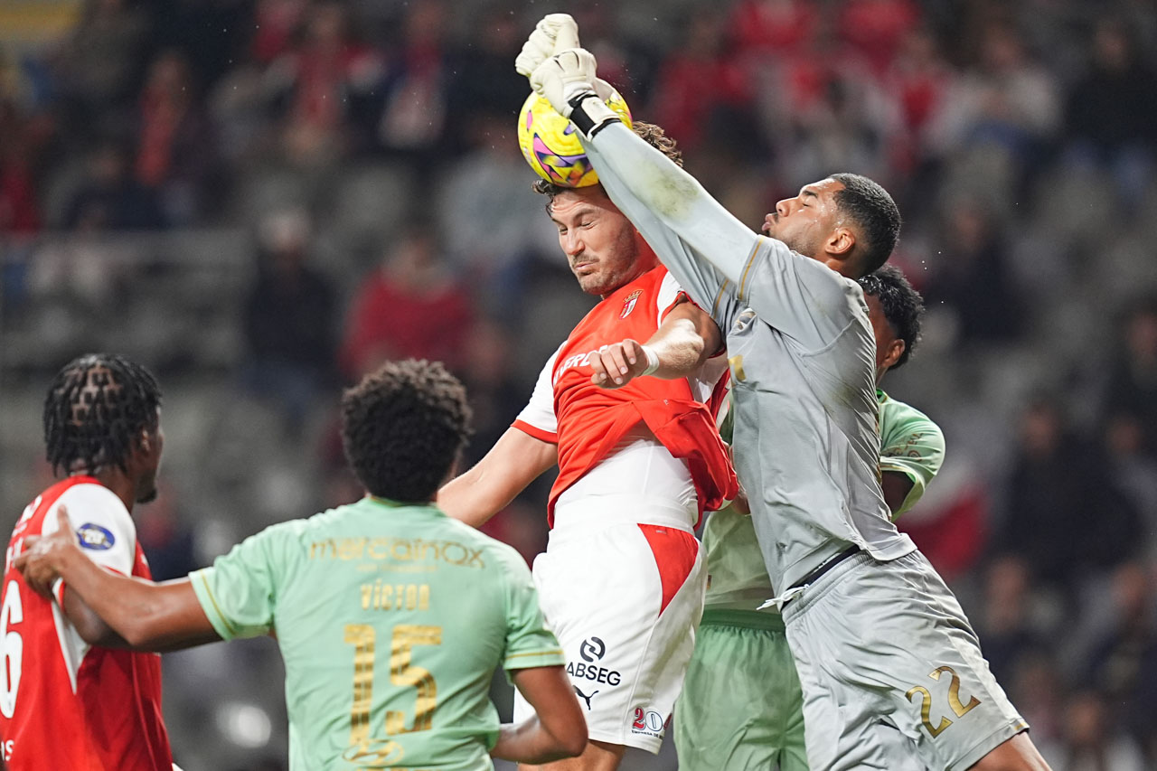 Taça da Liga: Estreante Gabriel Cabral defende três penáltis e ‘põe’ Famalicão na final four