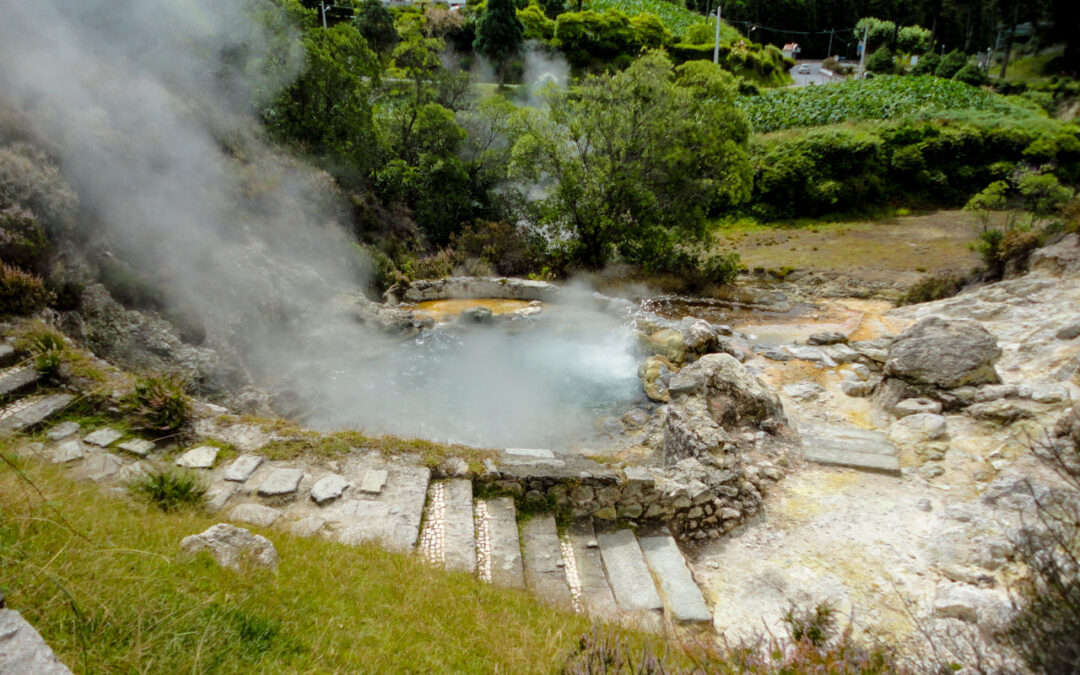 Lagoa das Furnas com sonda para monitorização contínua do sistema vulcânico
