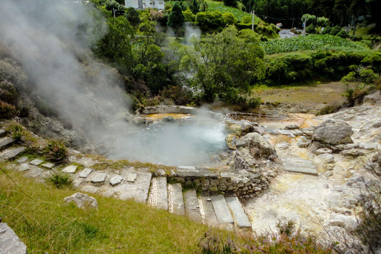 Lagoa das Furnas com sonda para monitorização contínua do sistema vulcânico