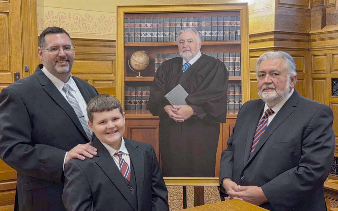 Retrato oficial do juiz Phillip Rapoza colocado no Tribunal de Recursos